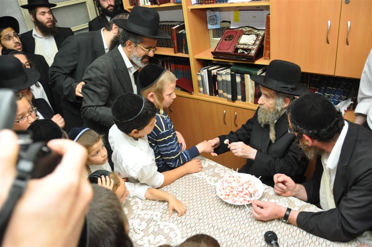 ילדי האסירים קיבלו סוכריה מהגראי"ל