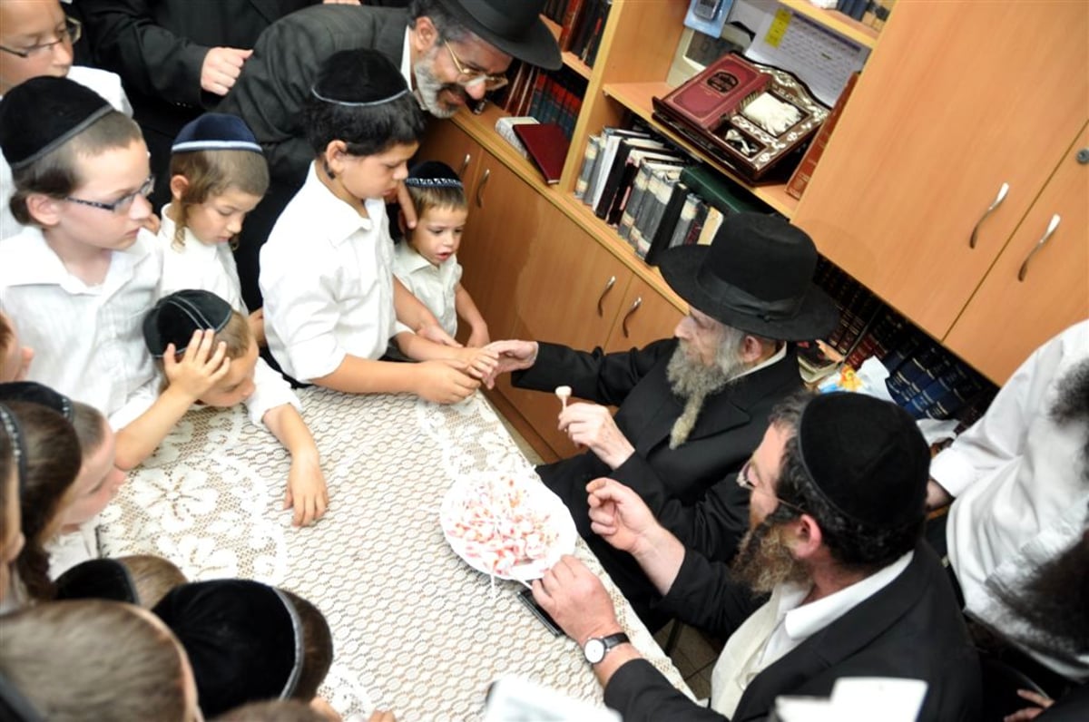 ילדי האסירים קיבלו סוכריה מהגראי"ל