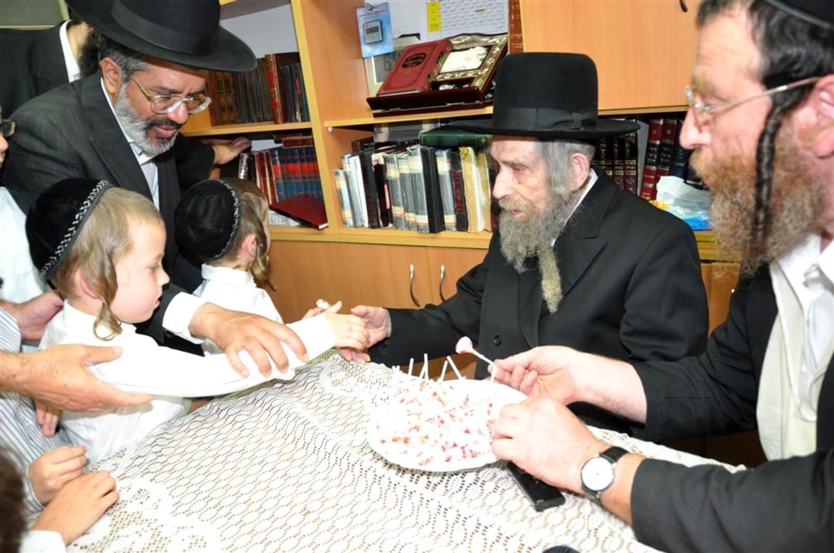 ילדי האסירים קיבלו סוכריה מהגראי"ל
