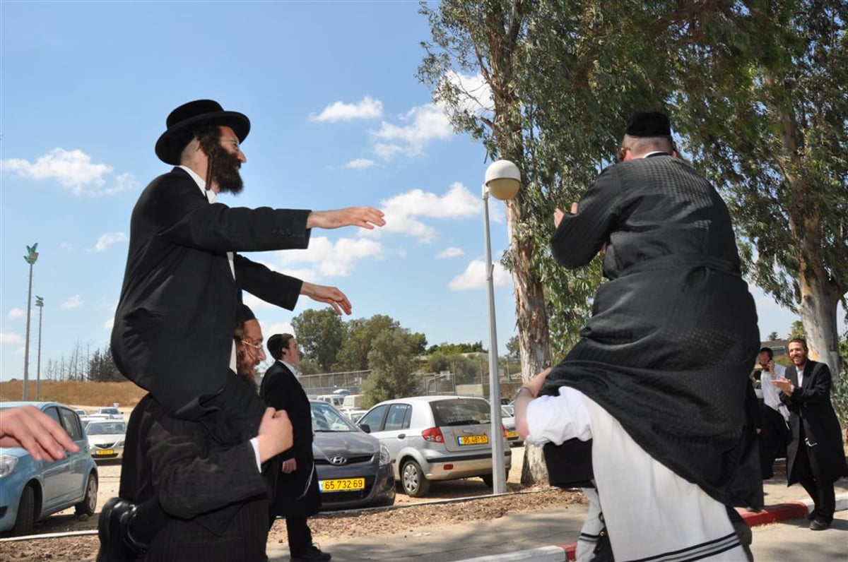 שמחה פורצת גדר, של הכלא ● תיעוד ענק