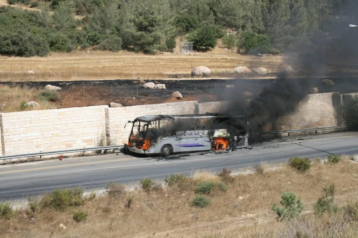 תיעוד לוהט: אוטובוס בוער בבית-שמש