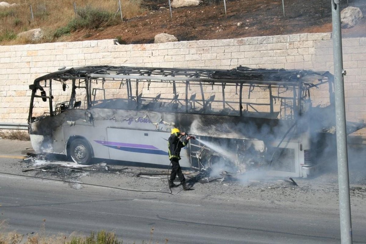 תיעוד לוהט: אוטובוס בוער בבית-שמש