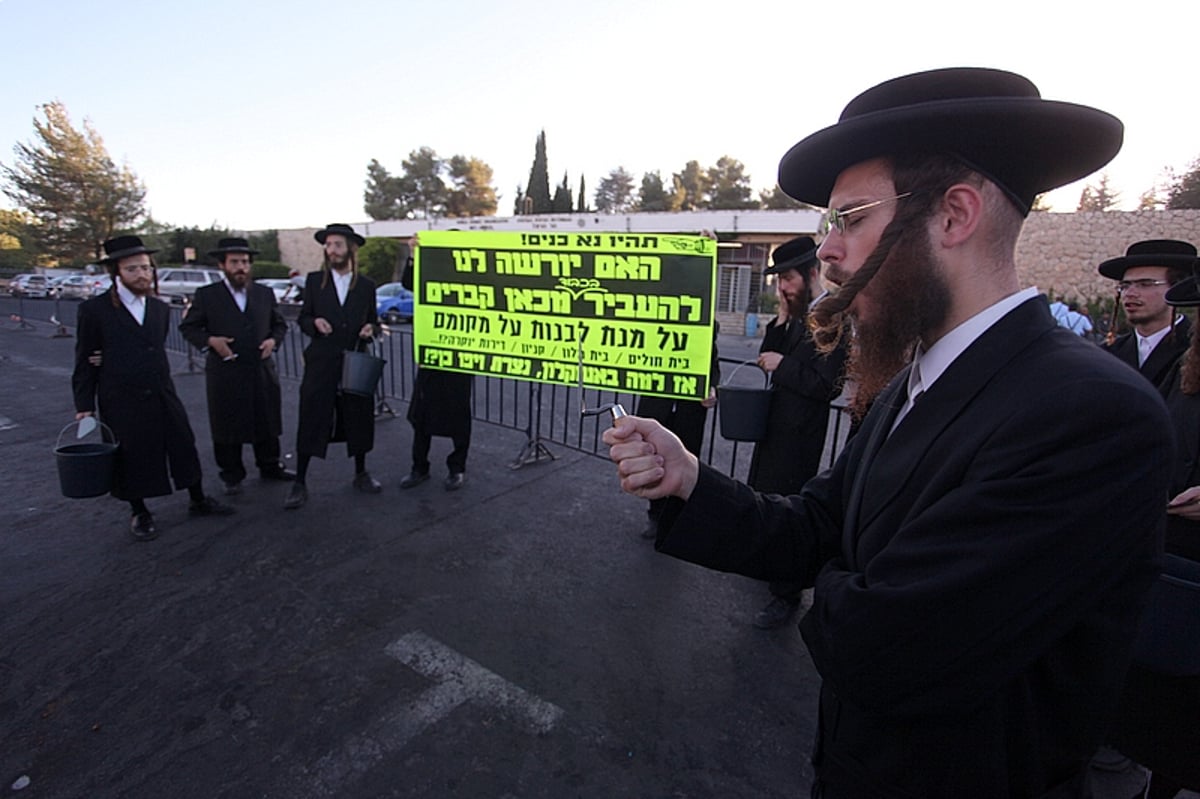 חרדים עלו לקברו של הרצל, אבל לא בשביל להניח זר