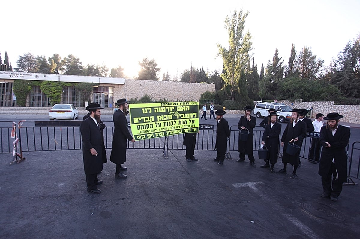 חרדים עלו לקברו של הרצל, אבל לא בשביל להניח זר