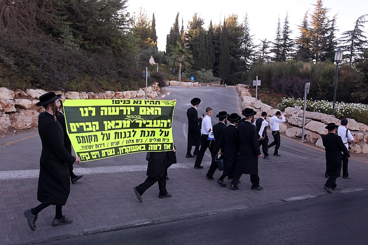 חרדים עלו לקברו של הרצל, אבל לא בשביל להניח זר