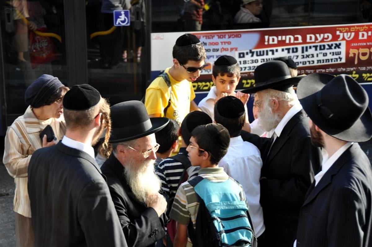 צפו: הפיס חילק כרטיסי מזל בבני-ברק