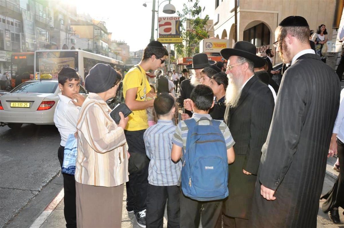 צפו: הפיס חילק כרטיסי מזל בבני-ברק