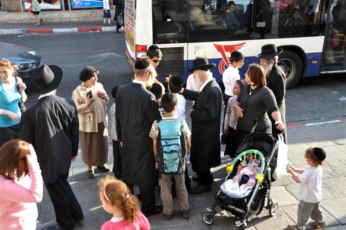 צפו: הפיס חילק כרטיסי מזל בבני-ברק