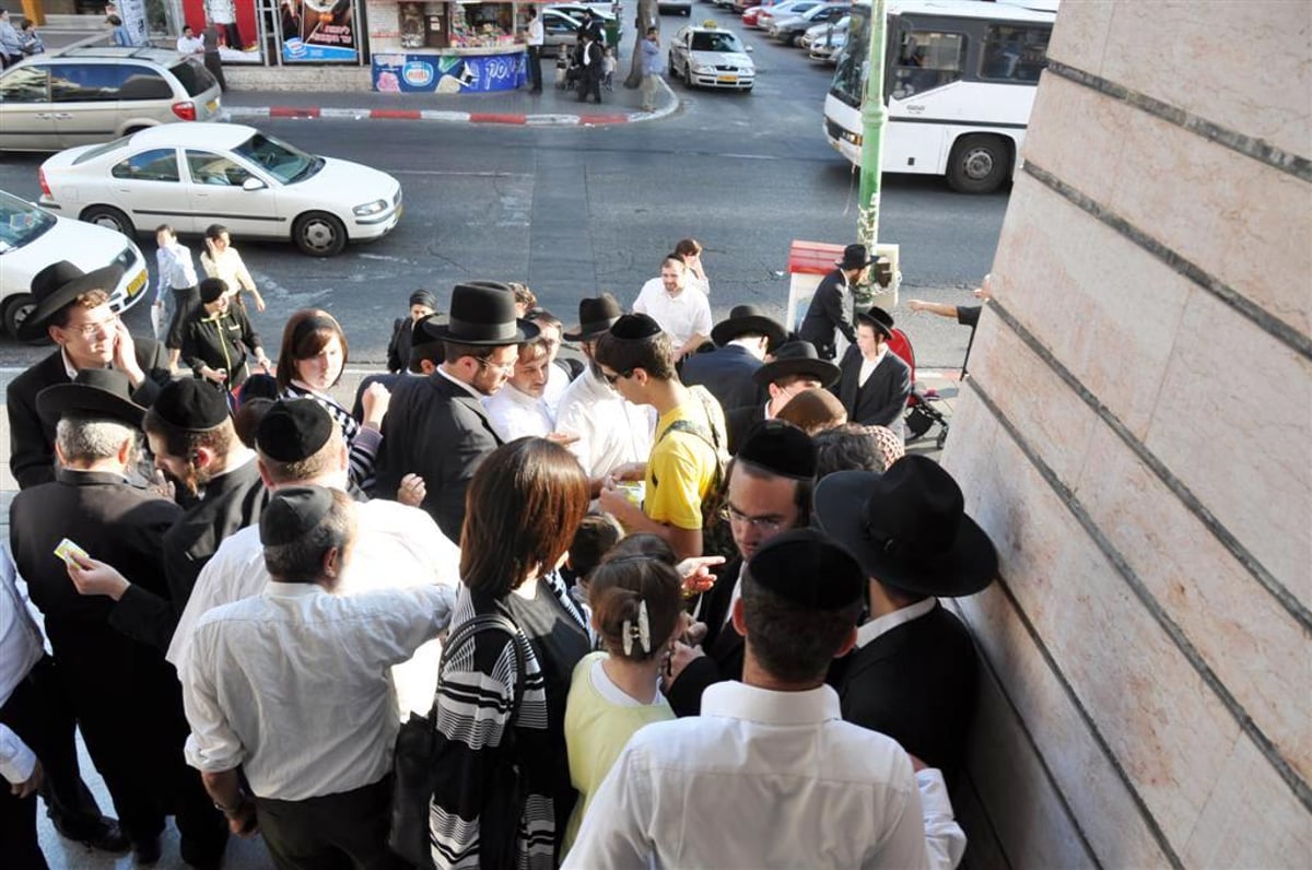 צפו: הפיס חילק כרטיסי מזל בבני-ברק