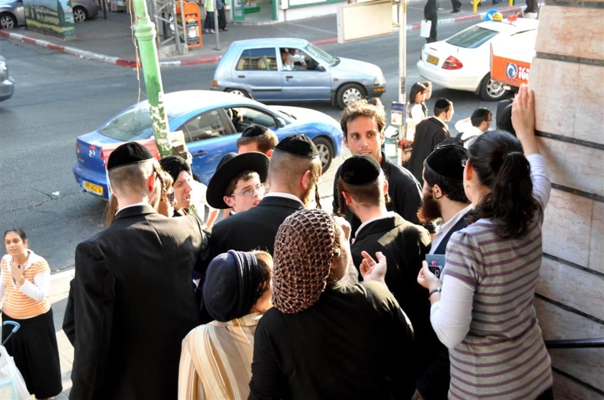 צפו: הפיס חילק כרטיסי מזל בבני-ברק