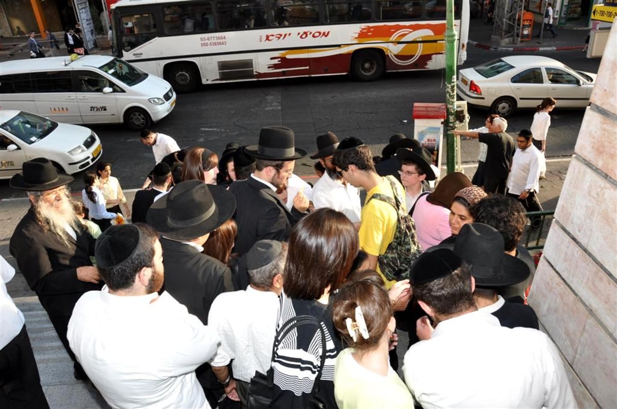 צפו: הפיס חילק כרטיסי מזל בבני-ברק