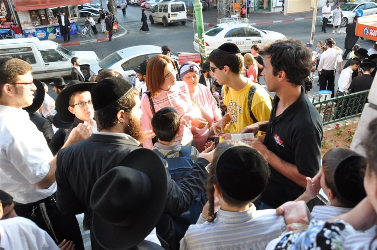 צפו: הפיס חילק כרטיסי מזל בבני-ברק