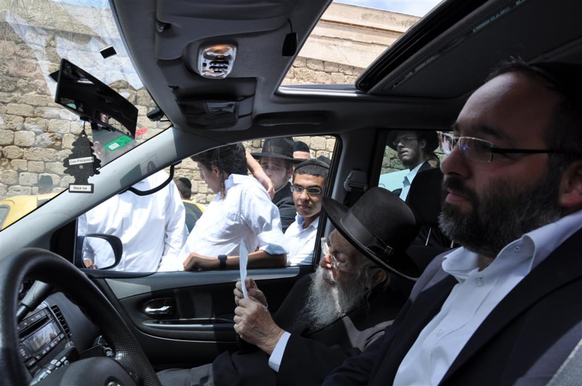 חיזוק מפתיע: הגר"ח הגיע למחות נגד החפירות ביפו