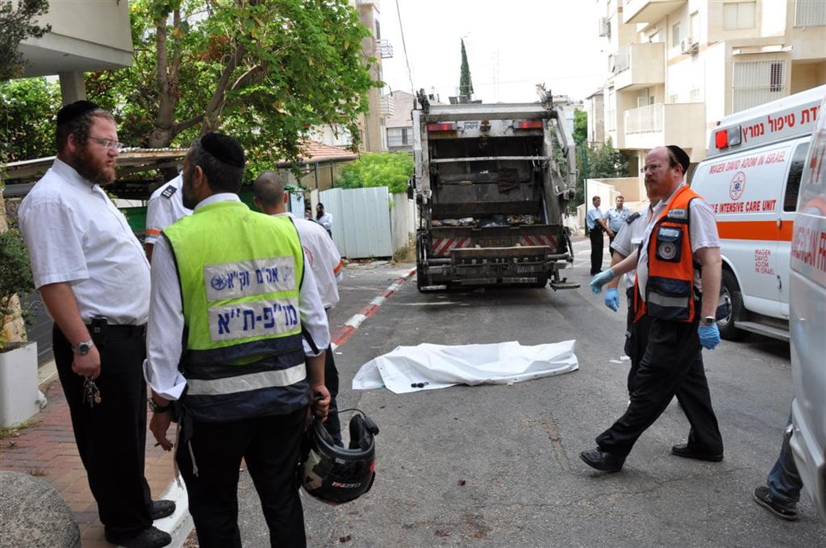 מזעזע: משאית מחצה קשיש בבני-ברק - צפו בוידאו ותמונות