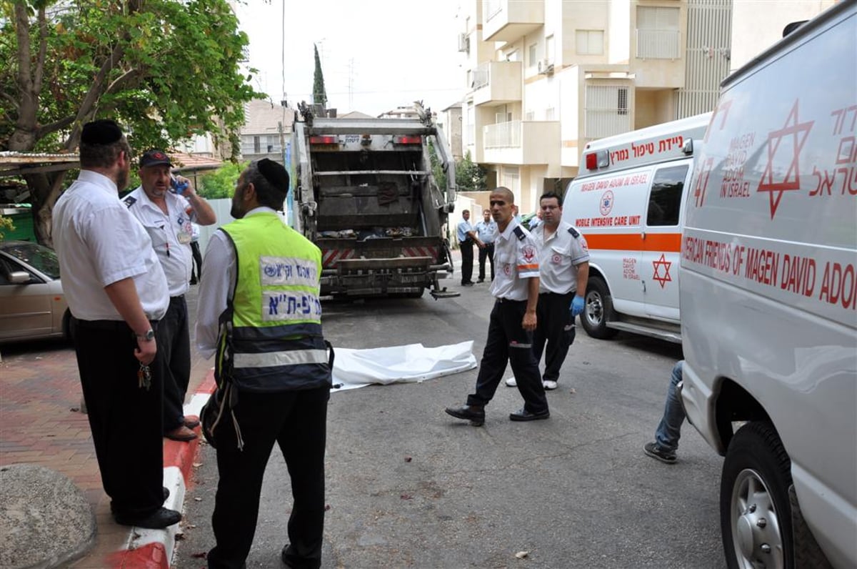 מזעזע: משאית מחצה קשיש בבני-ברק - צפו בוידאו ותמונות