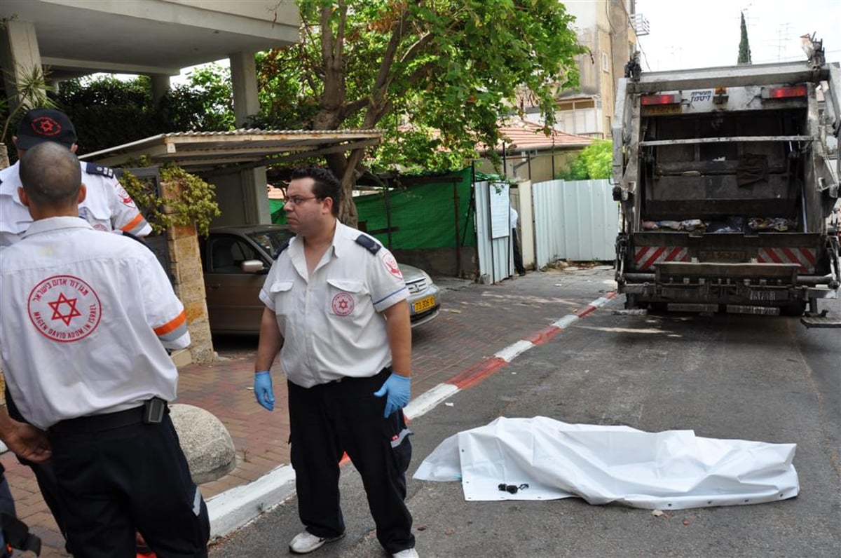 מזעזע: משאית מחצה קשיש בבני-ברק - צפו בוידאו ותמונות