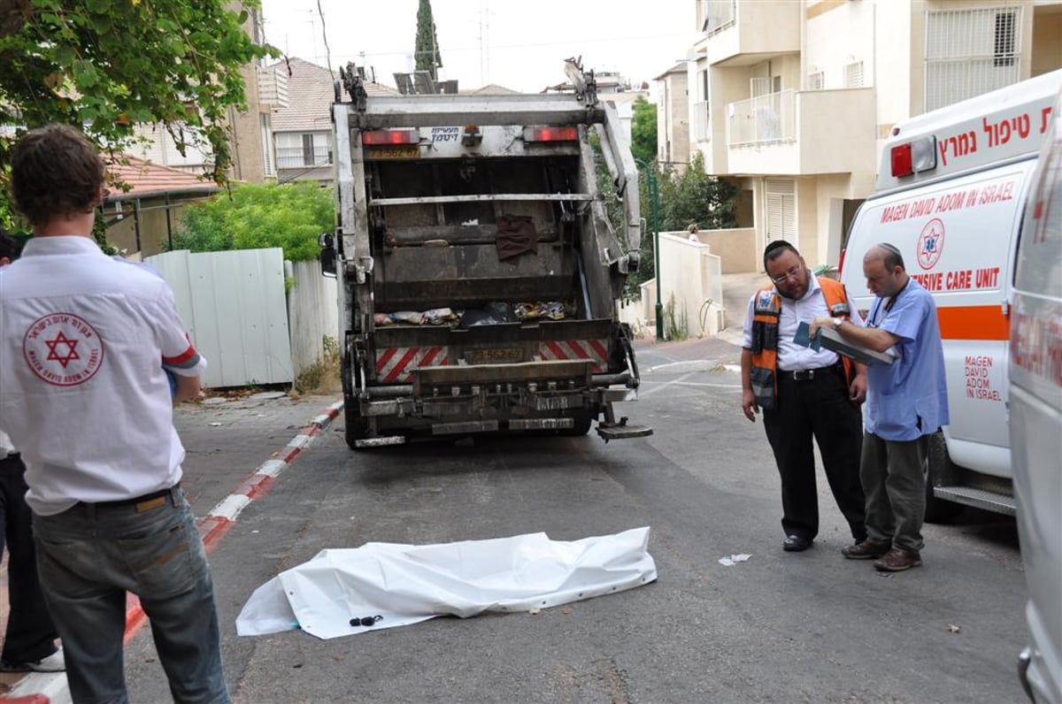 מזעזע: משאית מחצה קשיש בבני-ברק - צפו בוידאו ותמונות