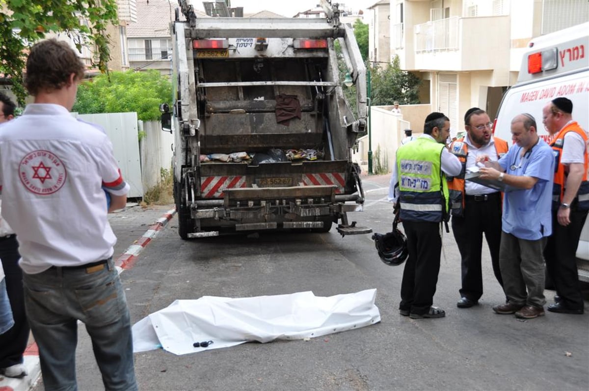 מזעזע: משאית מחצה קשיש בבני-ברק - צפו בוידאו ותמונות