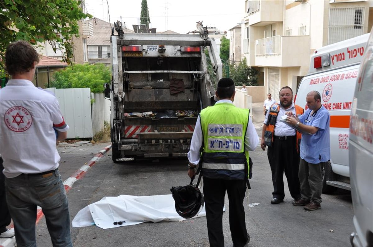 מזעזע: משאית מחצה קשיש בבני-ברק - צפו בוידאו ותמונות