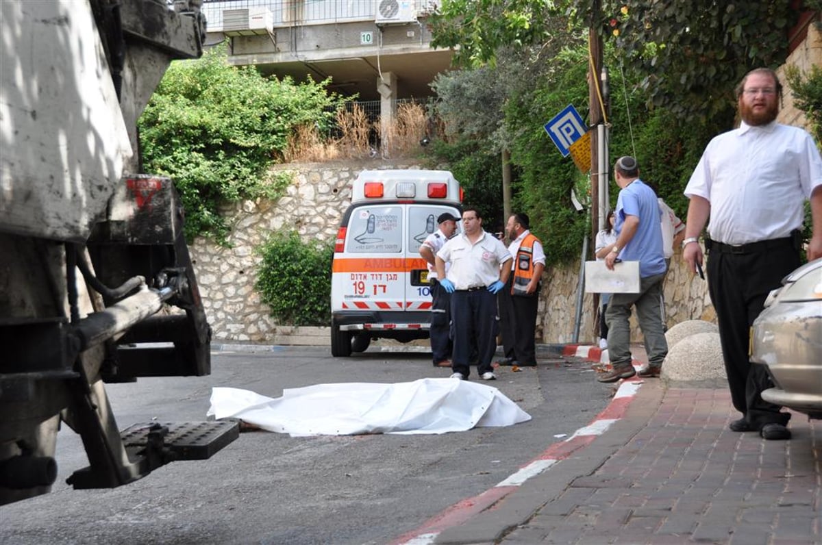 מזעזע: משאית מחצה קשיש בבני-ברק - צפו בוידאו ותמונות