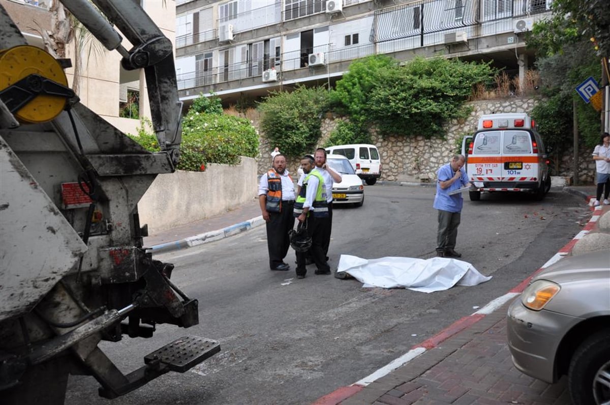 מזעזע: משאית מחצה קשיש בבני-ברק - צפו בוידאו ותמונות