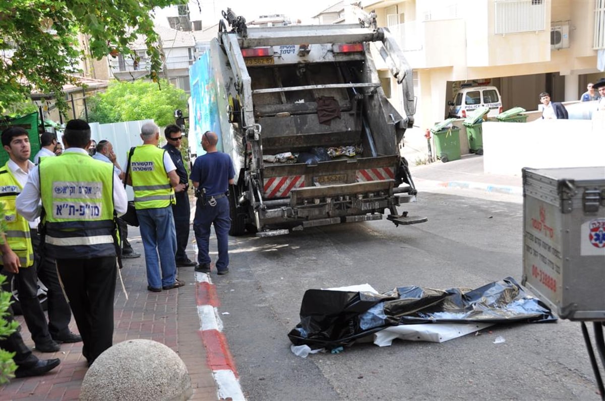 מזעזע: משאית מחצה קשיש בבני-ברק - צפו בוידאו ותמונות