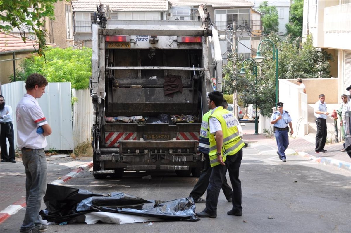 מזעזע: משאית מחצה קשיש בבני-ברק - צפו בוידאו ותמונות