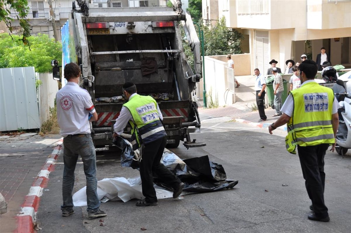 מזעזע: משאית מחצה קשיש בבני-ברק - צפו בוידאו ותמונות