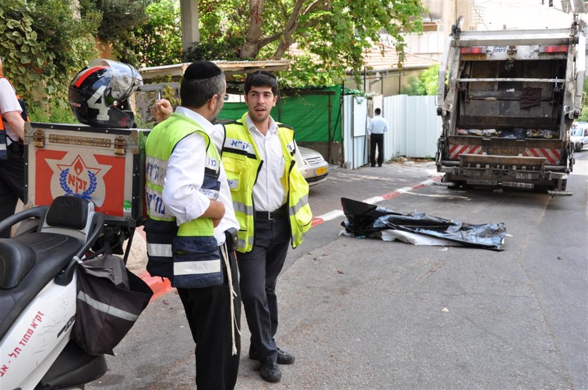 מזעזע: משאית מחצה קשיש בבני-ברק - צפו בוידאו ותמונות