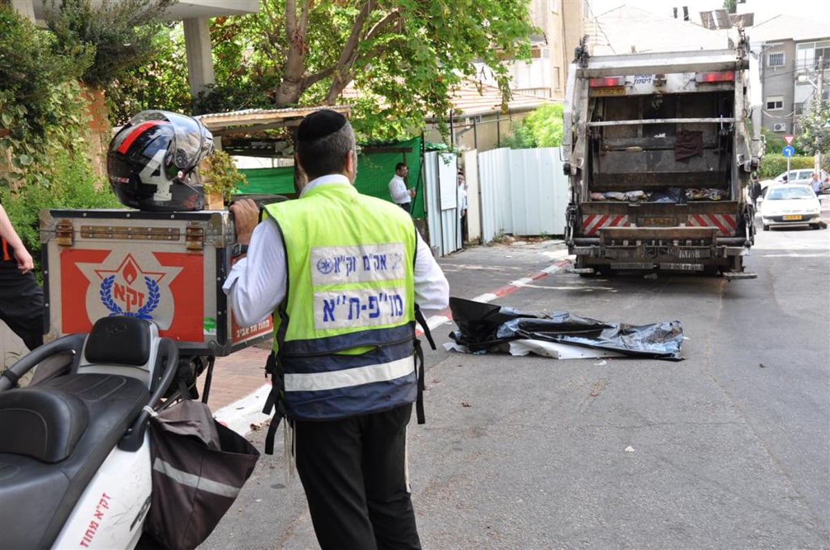 מזעזע: משאית מחצה קשיש בבני-ברק - צפו בוידאו ותמונות