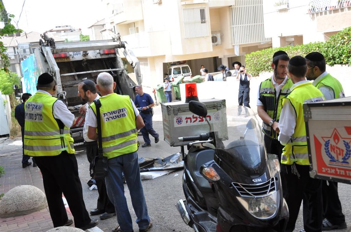 מזעזע: משאית מחצה קשיש בבני-ברק - צפו בוידאו ותמונות