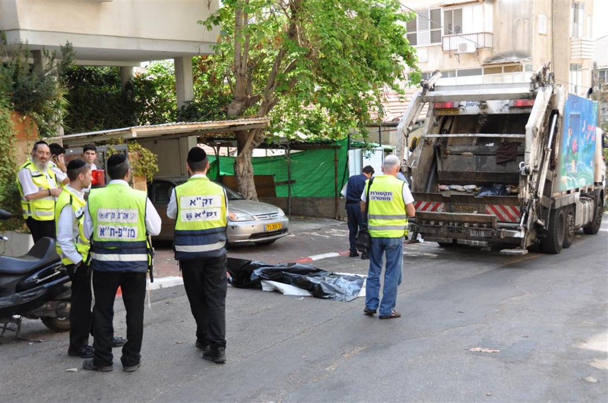 מזעזע: משאית מחצה קשיש בבני-ברק - צפו בוידאו ותמונות