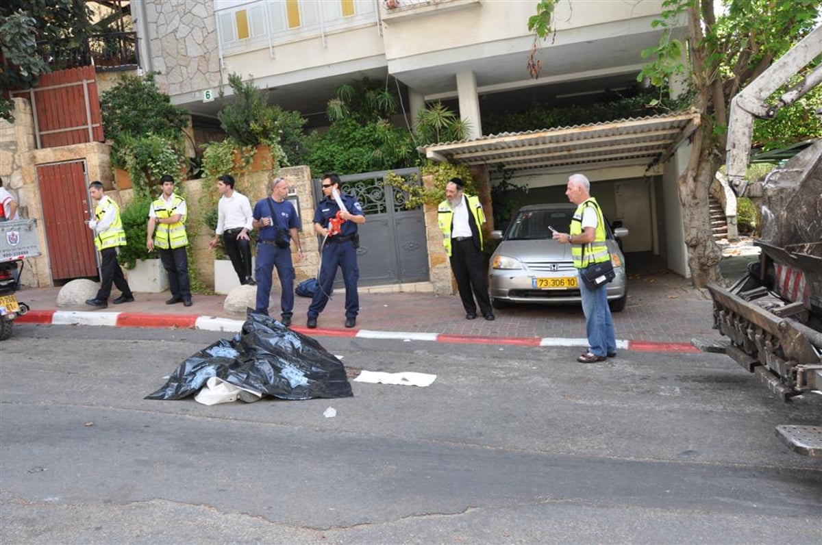 מזעזע: משאית מחצה קשיש בבני-ברק - צפו בוידאו ותמונות