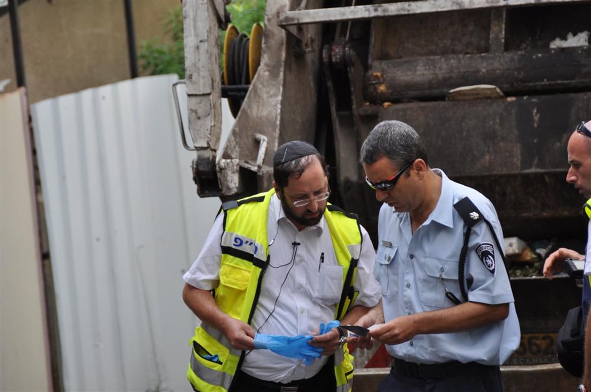 מזעזע: משאית מחצה קשיש בבני-ברק - צפו בוידאו ותמונות