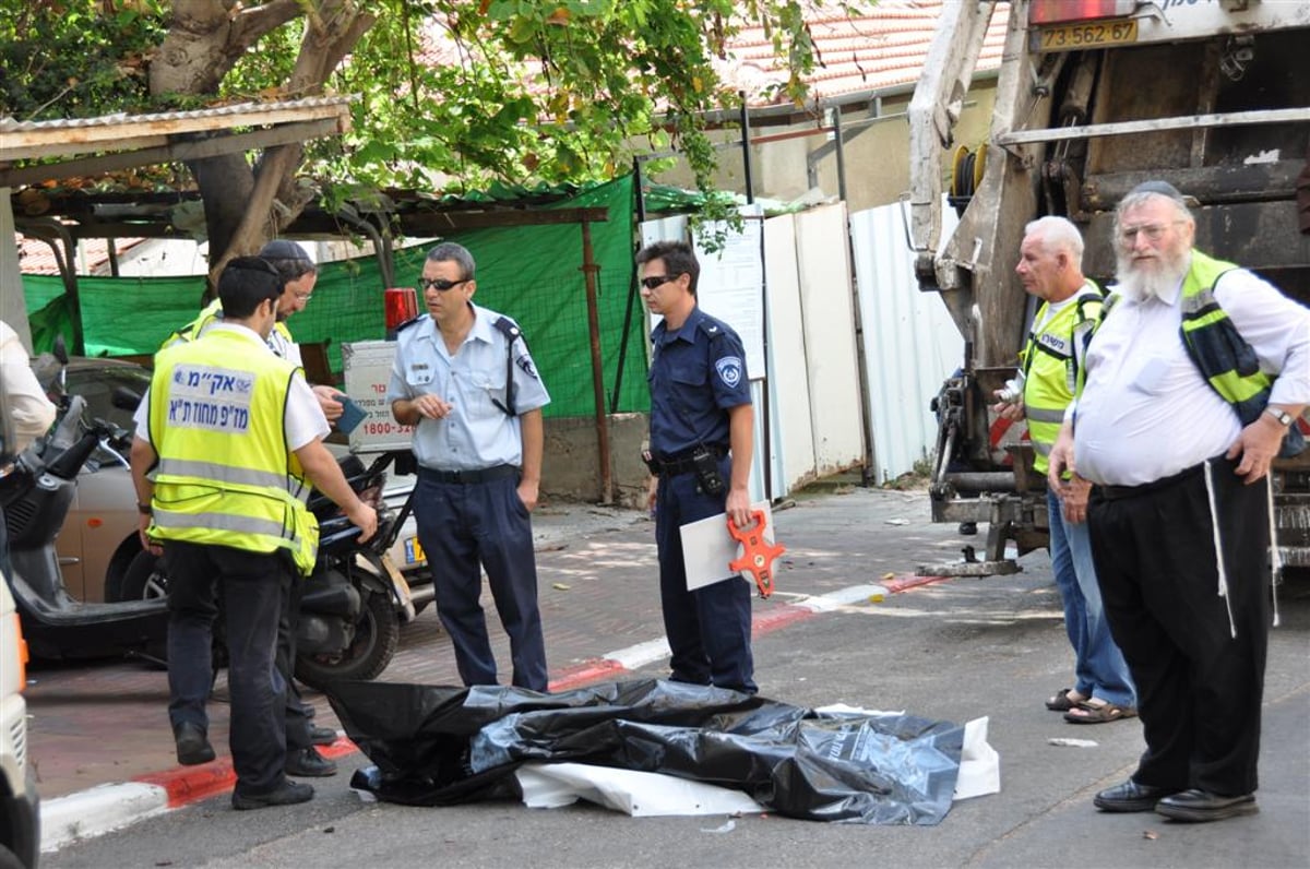 מזעזע: משאית מחצה קשיש בבני-ברק - צפו בוידאו ותמונות