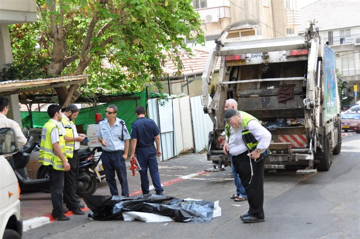 מזעזע: משאית מחצה קשיש בבני-ברק - צפו בוידאו ותמונות