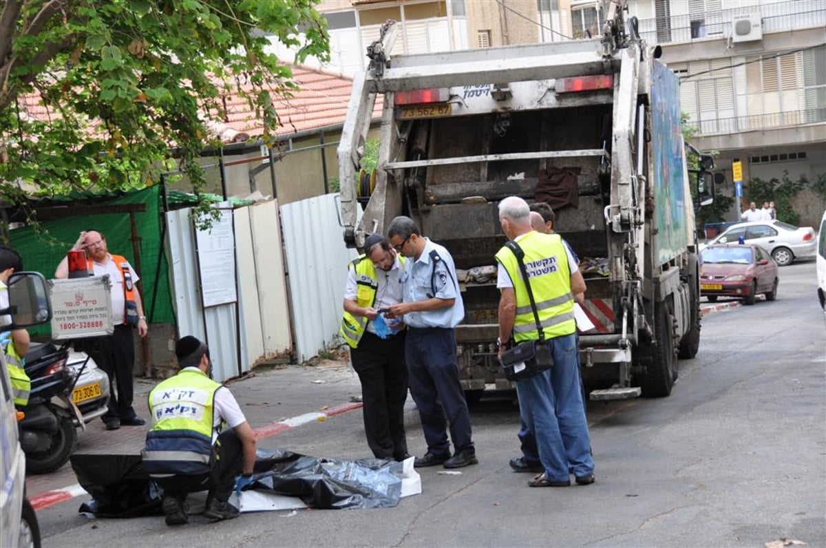 מזעזע: משאית מחצה קשיש בבני-ברק - צפו בוידאו ותמונות