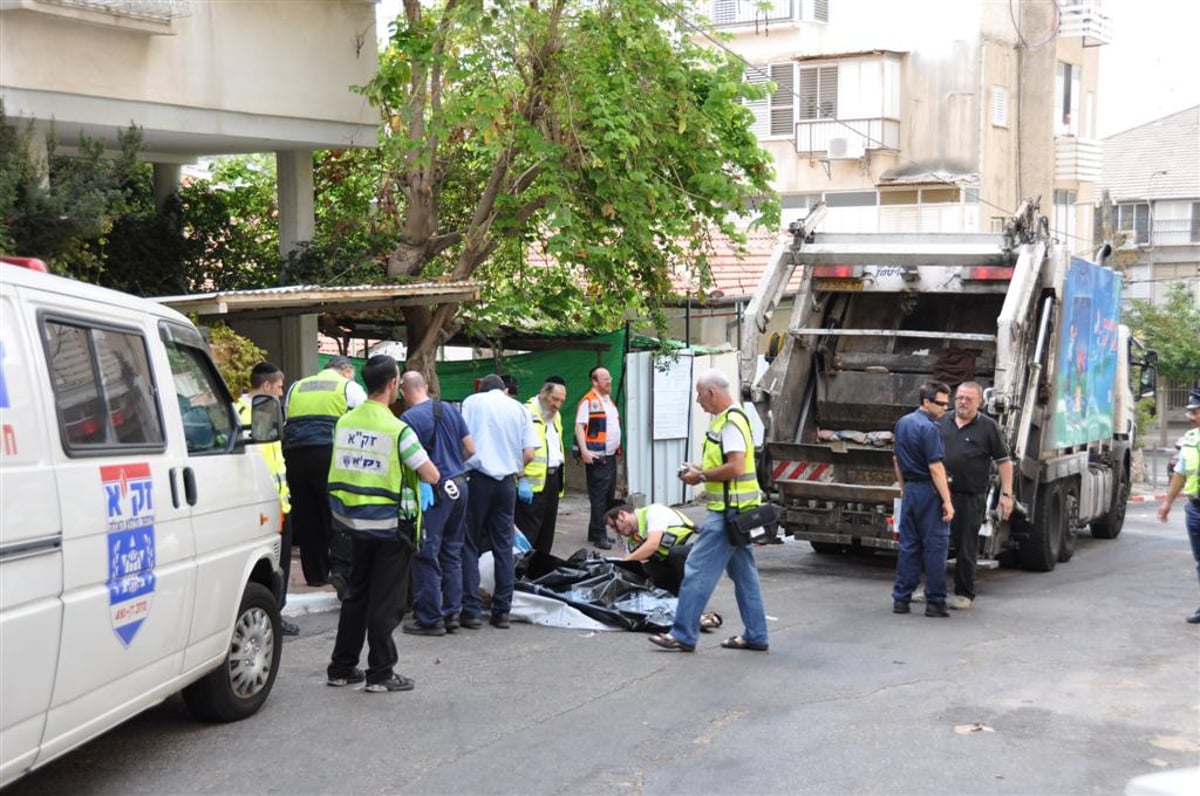 מזעזע: משאית מחצה קשיש בבני-ברק - צפו בוידאו ותמונות