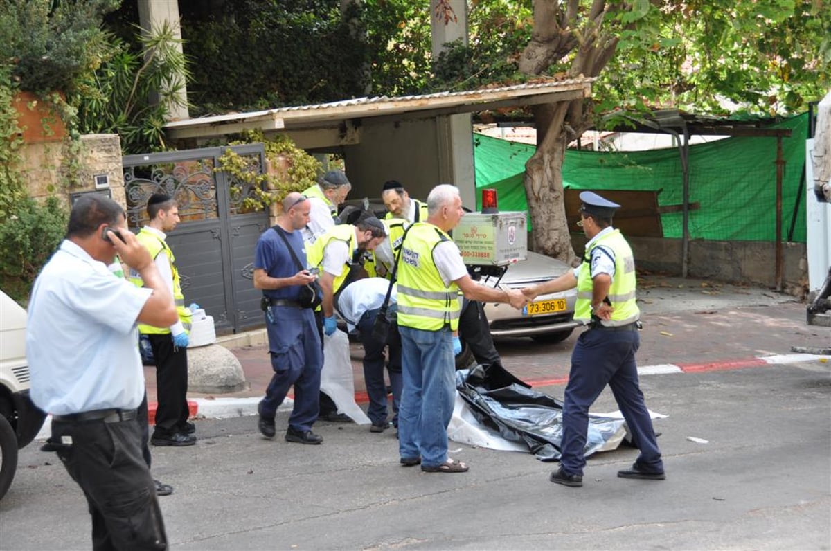 מזעזע: משאית מחצה קשיש בבני-ברק - צפו בוידאו ותמונות