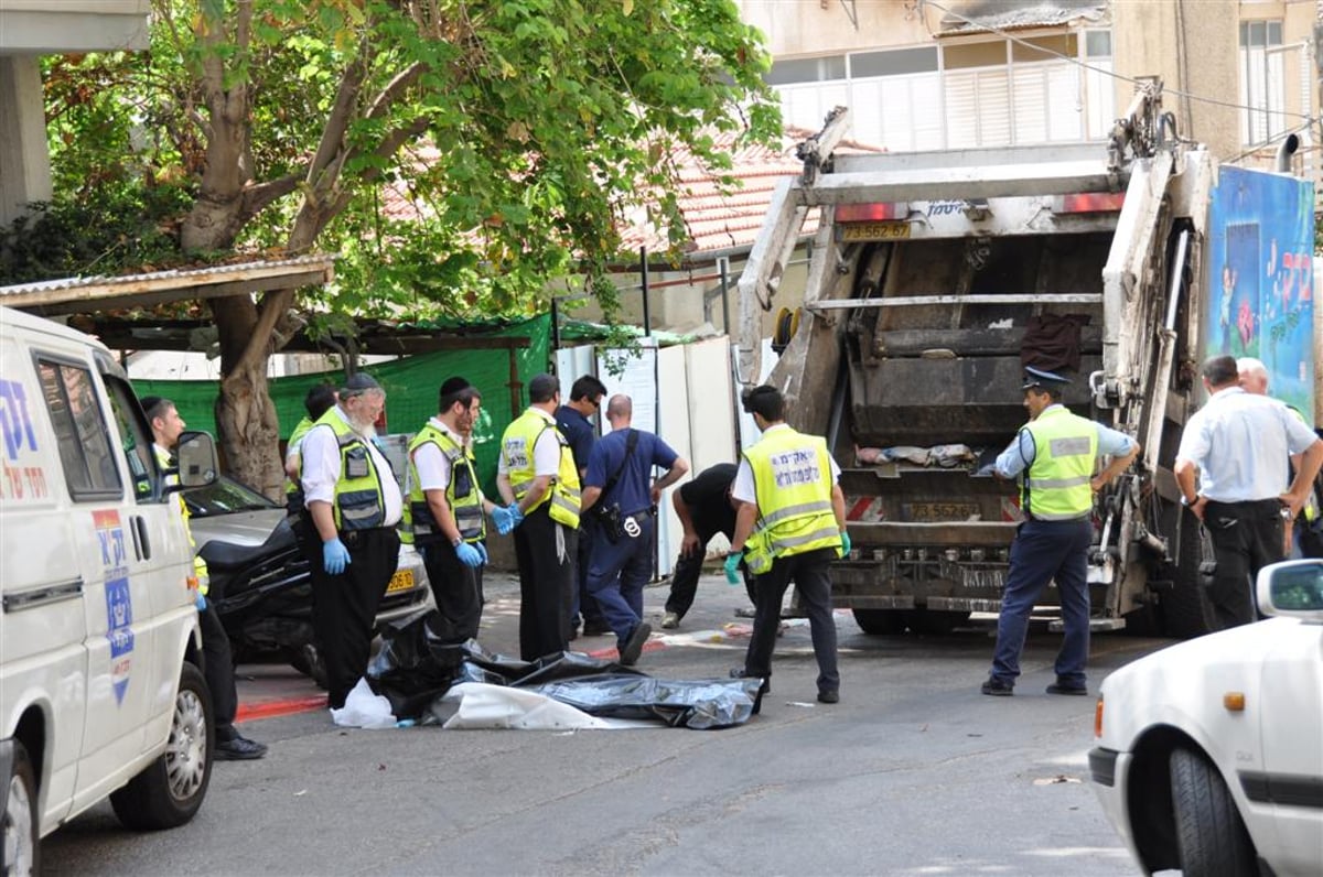 מזעזע: משאית מחצה קשיש בבני-ברק - צפו בוידאו ותמונות