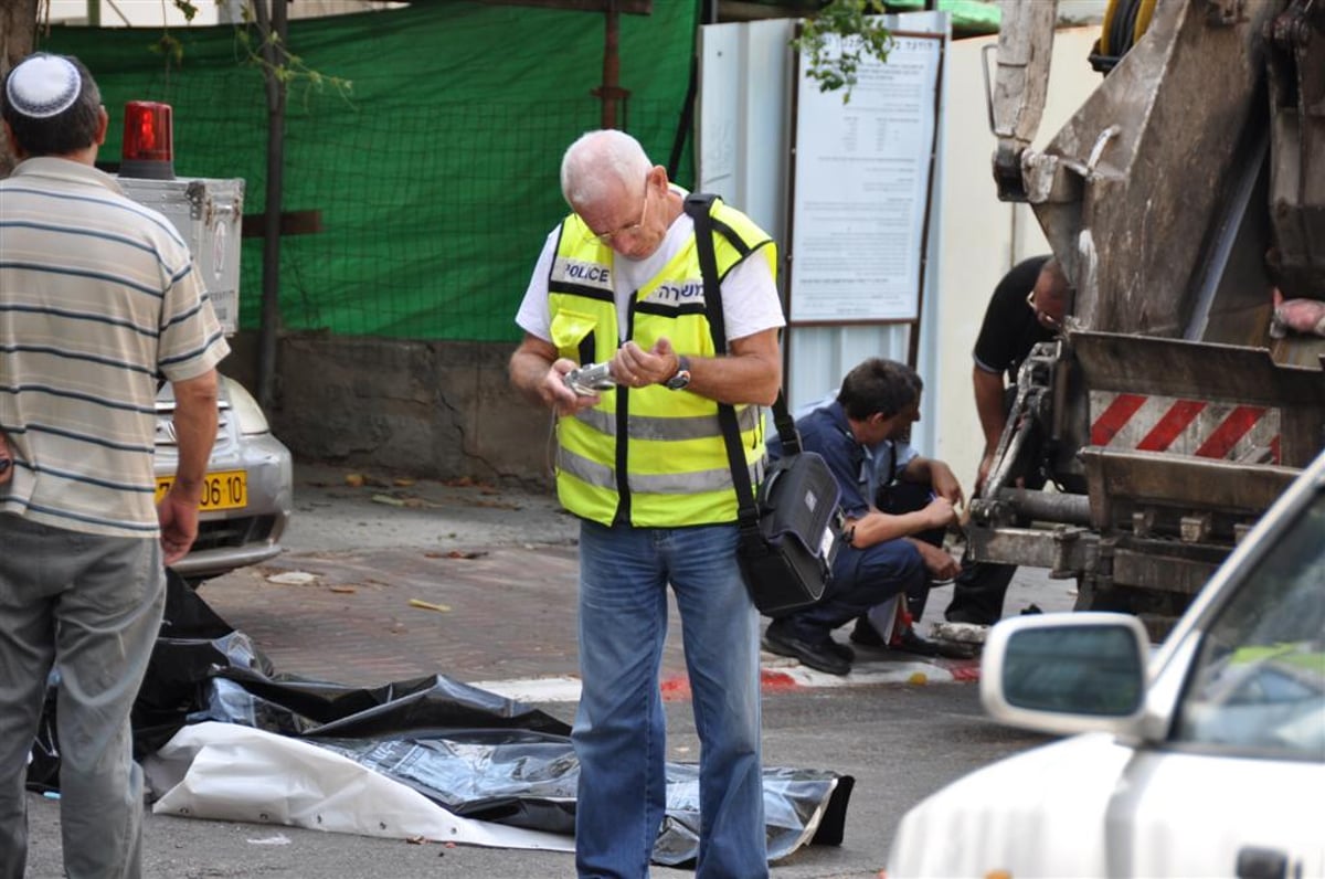 מזעזע: משאית מחצה קשיש בבני-ברק - צפו בוידאו ותמונות