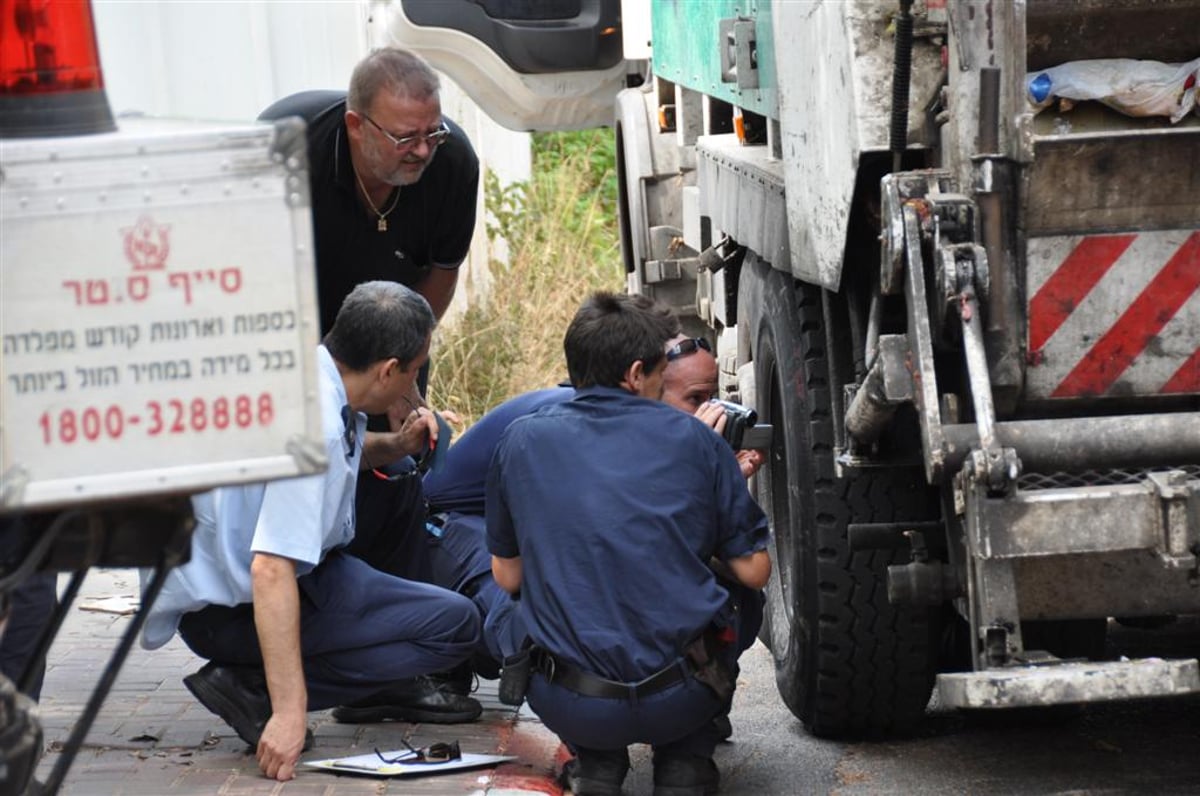 מזעזע: משאית מחצה קשיש בבני-ברק - צפו בוידאו ותמונות