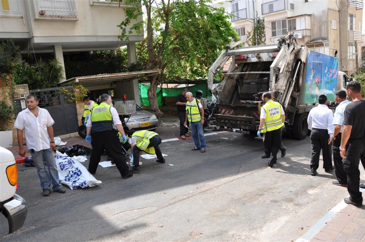 מזעזע: משאית מחצה קשיש בבני-ברק - צפו בוידאו ותמונות