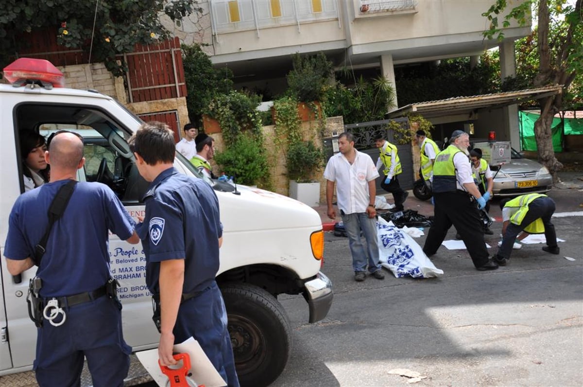 מזעזע: משאית מחצה קשיש בבני-ברק - צפו בוידאו ותמונות