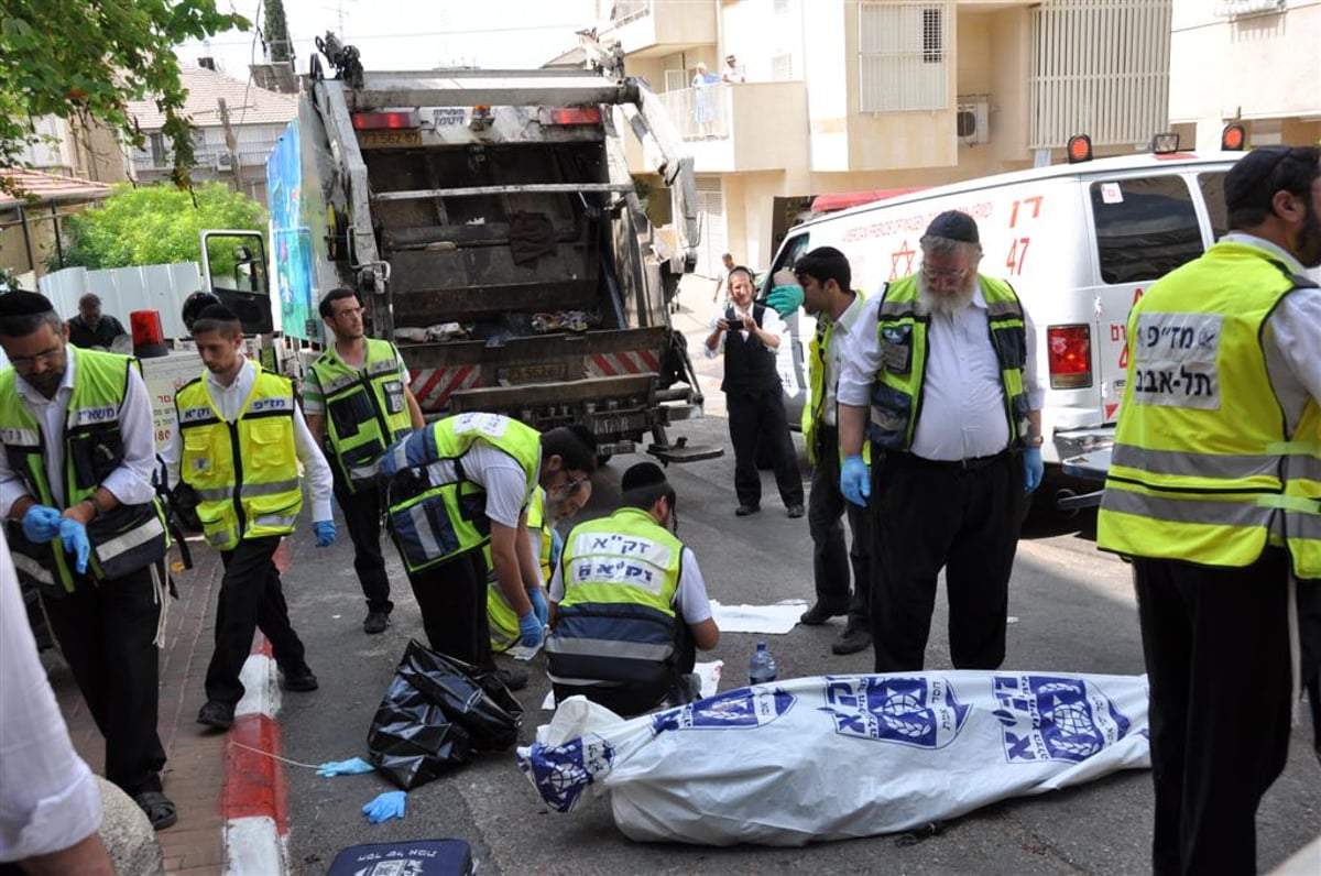 מזעזע: משאית מחצה קשיש בבני-ברק - צפו בוידאו ותמונות