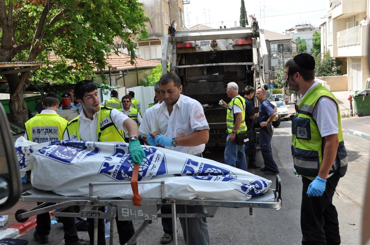 מזעזע: משאית מחצה קשיש בבני-ברק - צפו בוידאו ותמונות