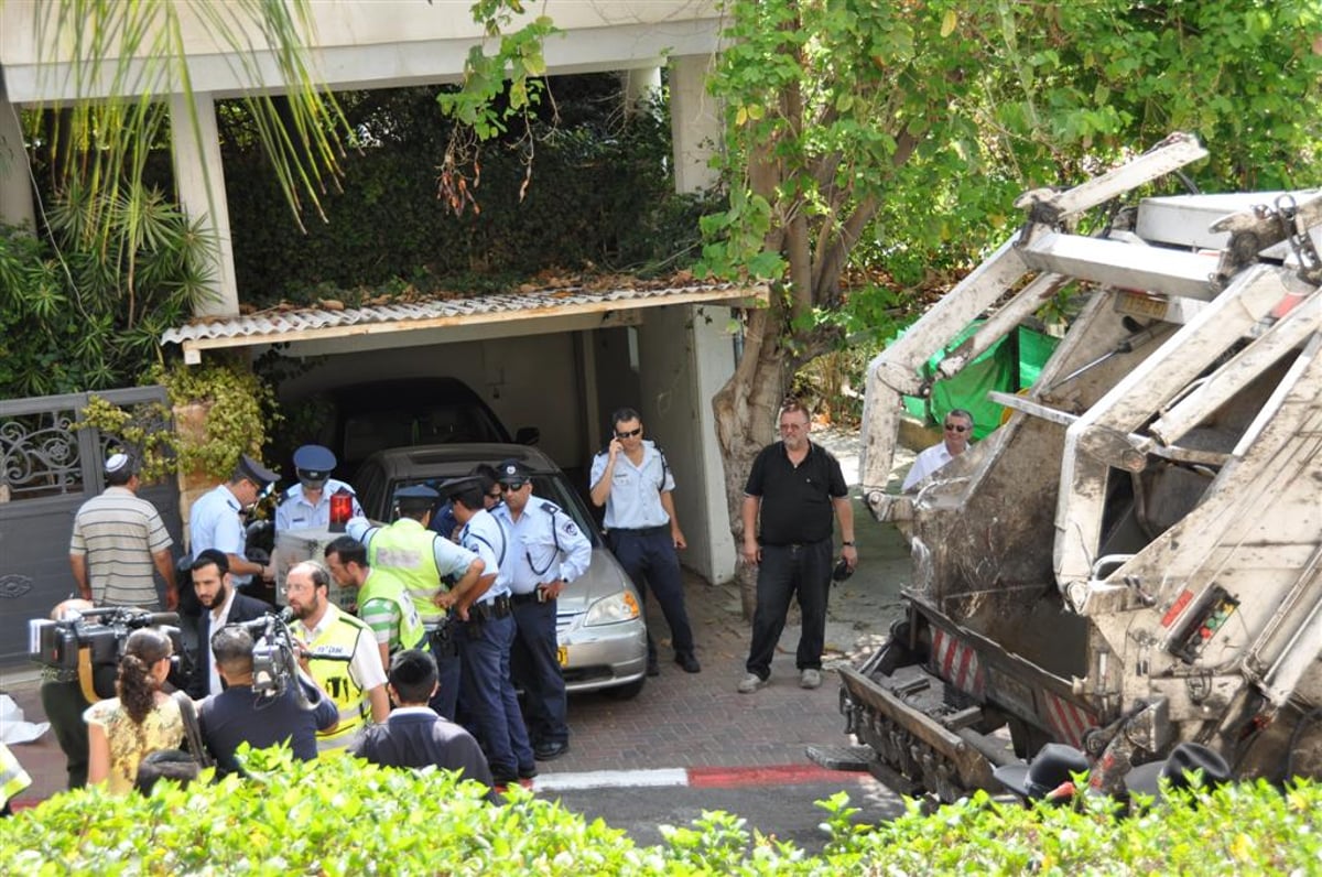 מזעזע: משאית מחצה קשיש בבני-ברק - צפו בוידאו ותמונות