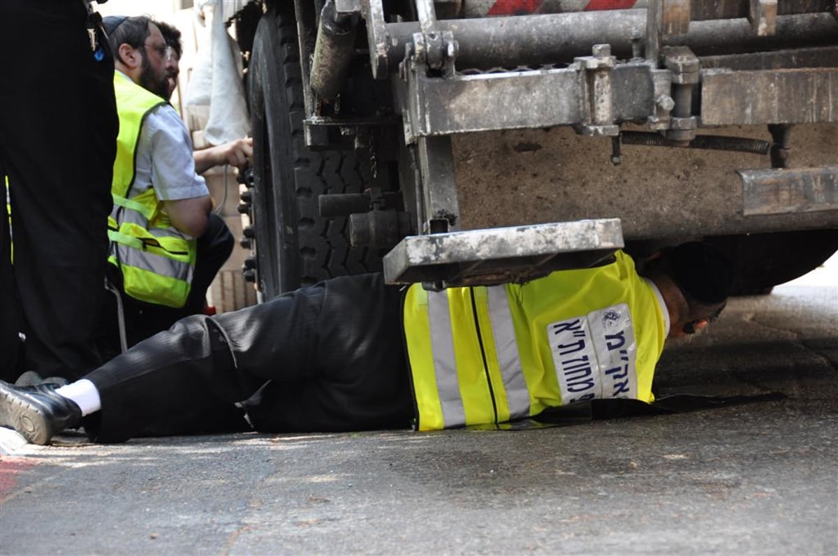 מזעזע: משאית מחצה קשיש בבני-ברק - צפו בוידאו ותמונות