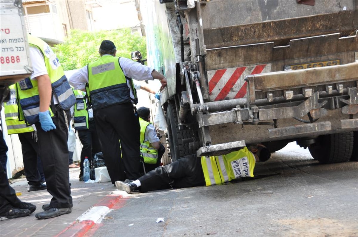 מזעזע: משאית מחצה קשיש בבני-ברק - צפו בוידאו ותמונות