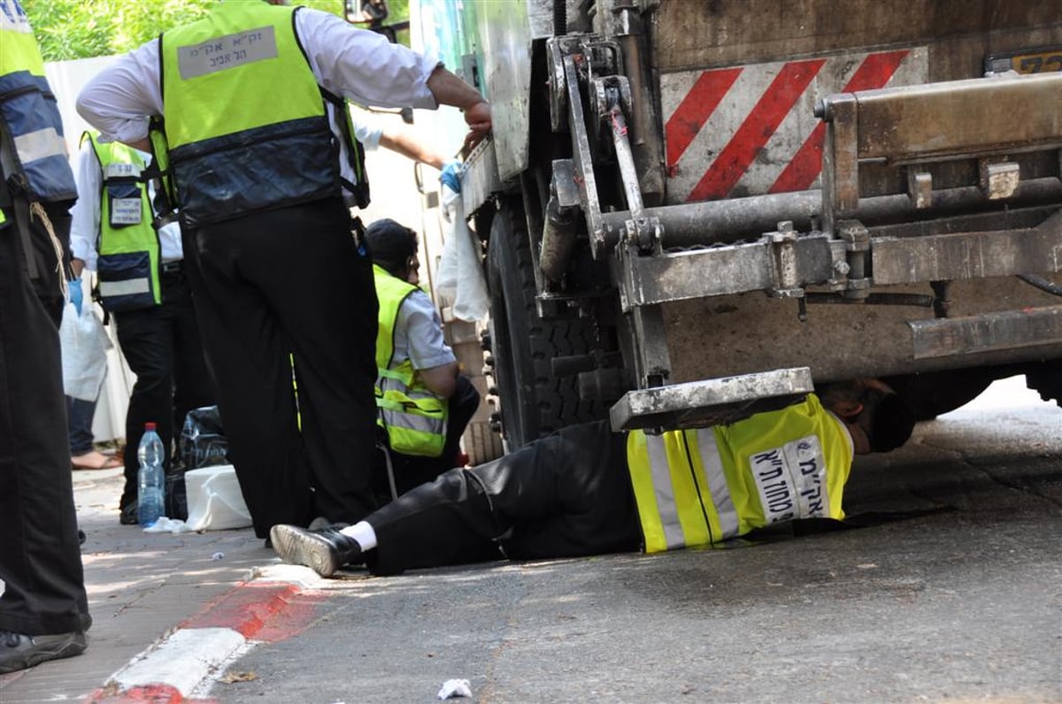 מזעזע: משאית מחצה קשיש בבני-ברק - צפו בוידאו ותמונות